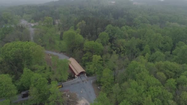Vista Aérea Puente Cubierto Recién Reconstruido Por Vías Ferrocarril Restauradas — Vídeos de Stock