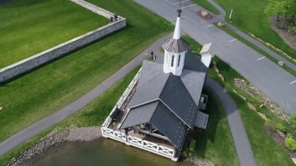 Vue Aérienne Des Anciennes Granges Restaurées Par Étang Jour Printemps — Video