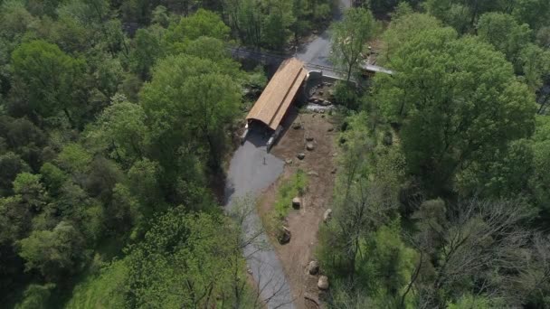 Luftaufnahme Einer Neu Errichteten Überdachten Brücke Durch Restaurierte Eisenbahnschienen — Stockvideo