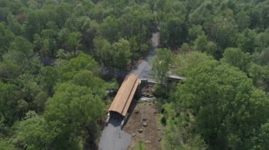 Restore edilmiş demiryolu Road Tracks tarafından yeni yeniden Inşa edilen kapalı köprünün havadan görünümü