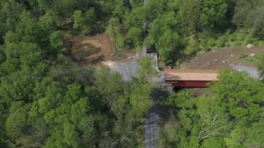 Restore edilmiş demiryolu Road Tracks tarafından yeni yeniden Inşa edilen kapalı köprünün havadan görünümü