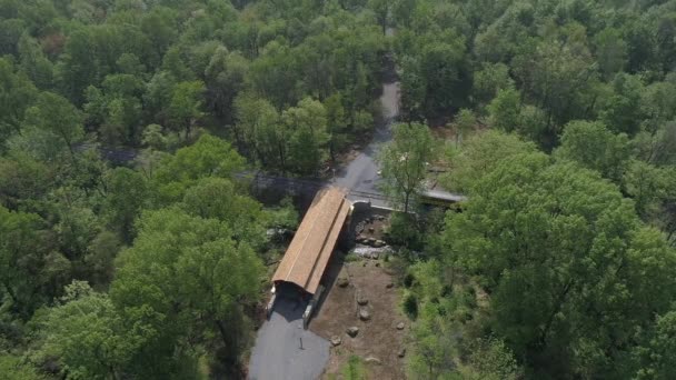 Luftaufnahme Einer Neu Errichteten Überdachten Brücke Durch Restaurierte Eisenbahnschienen — Stockvideo