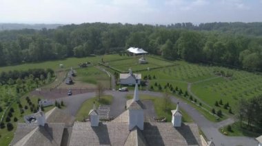 Bir bahar gününde eski restore Barns havadan görünümü