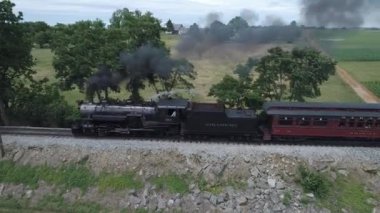 Strasburg, Pennsylvania, Haziran 2019 - Amish Kırsalı boyunca Bir Drone Tarafından Görülen Binek Otomobillerle Şişirilmiş Vintage Buhar Motorunun Havadan Görünümü