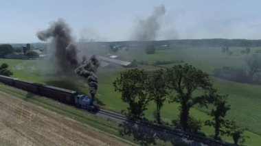 Strasburg, Pennsylvania, Haziran 2019 - Amish Kırsalı boyunca Bir Drone Tarafından Görülen Binek Otomobillerle Şişiren Tank Motoru Thomas'ın Havadan Görünümü