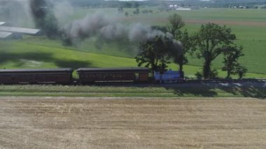 Strasburg, Pennsylvania, Haziran 2019 - Amish Kırsalı boyunca Bir Drone Tarafından Görülen Binek Otomobillerle Şişiren Tank Motoru Thomas'ın Havadan Görünümü