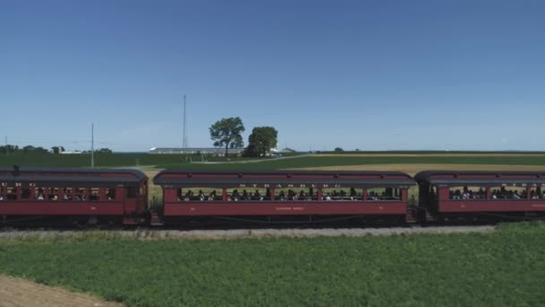 斯特拉斯堡 宾夕法尼亚州 2019年6月 托马斯坦克发动机的鸟瞰图与客车沿阿米什乡村 如由无人机看到 — 图库视频影像