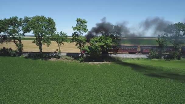 斯特拉斯堡 宾夕法尼亚州 2019年6月 托马斯坦克发动机的鸟瞰图与客车沿阿米什乡村 如由无人机看到 — 图库视频影像