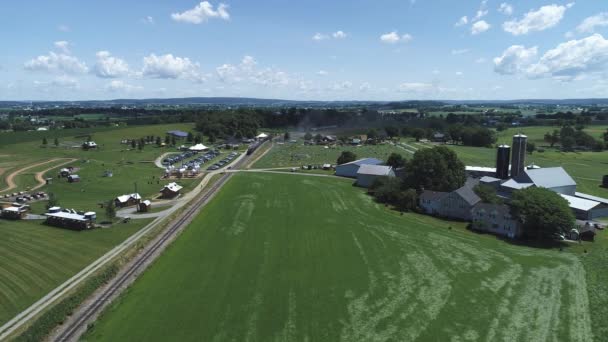 Vista Aérea Das Fazendas Campo Com Trem Vapor Vintage Soprando — Vídeo de Stock