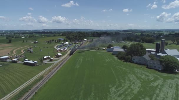 在阳光明媚的夏日 随着老式蒸汽火车的吹毛除对 农地和乡村的鸟瞰图 — 图库视频影像