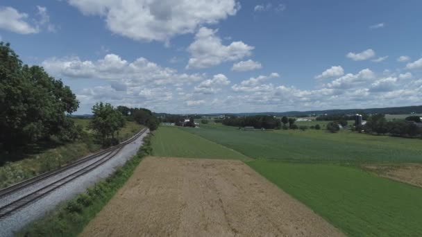 Widok Lotu Ptaka Farmach Wsi Toru Kolejowego Piękny Słoneczny Letni — Wideo stockowe