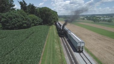 Bir Drone tarafından görüldü olarak Güzel Güneşli Yaz Günü Bir Demiryolu Track ile Tarım Arazileri ve Kırsal Havadan Görünümü