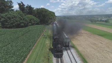 Strasburg, Pennsylvania, Haziran 2019 - Amish Kırsalı boyunca Bir Drone Tarafından Görülen Binek Otomobillerle Şişirilmiş Vintage Buhar Motorunun Havadan Görünümü