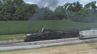 Strasburg, Pennsylvania, Haziran 2019 - Amish Kırsalı boyunca Bir Drone Tarafından Görülen Binek Otomobillerle Şişirilmiş Vintage Buhar Motorunun Havadan Görünümü