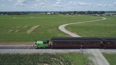 Strasburg, Pennsylvania, Haziran 2019 - Amish Kırsalı boyunca Şişiren Binek Araçlarla Bir Percy Tank Motorunun Havadan Görünümü