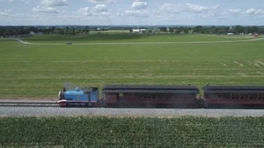 Strasburg, Pennsylvania, Haziran 2019 - Amish Kırsalı boyunca Bir Drone Tarafından Görülen Binek Otomobillerle Şişiren Tank Motoru Thomas'ın Havadan Görünümü