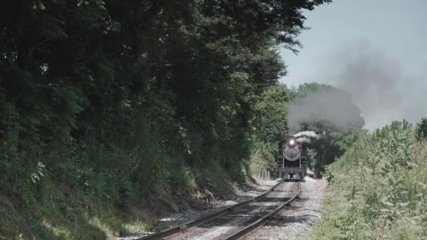 Vintage Stoommachine Antieke Personenauto Naderen Hoofd Met Een Vol Hoofd — Stockvideo