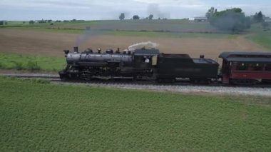 Bir Buharlı Tren Thru Amish Kırsal Duman ve Buhar Üfleme Aşağıdaki Havadan Görünümü