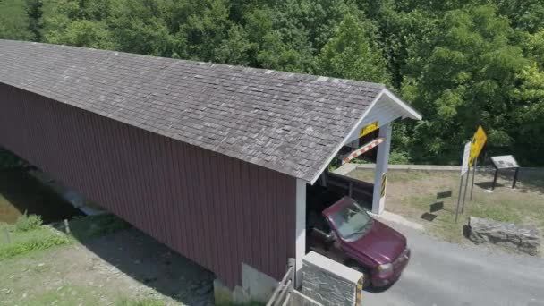 Güneşli Bir Yaz Günü Amish Kırsal Bir Kapalı Köprü Havadan — Stok video