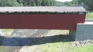 Güneşli Bir Yaz Günü Pennsylvania Kırsal ve Creek Kapalı Köprü Havadan Görünümü