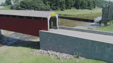 Güneşli Bir Yaz Günü Pennsylvania Kırsal ve Creek Kapalı Köprü Havadan Görünümü