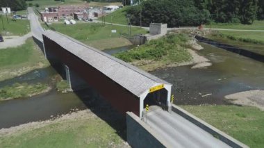 Güneşli Bir Yaz Günü Pennsylvania Kırsal ve Creek Kapalı Köprü Havadan Görünümü