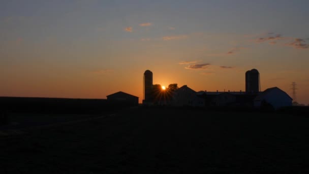 Časový Interval Východu Slunce Amishské Farmě Mlžné Letní Ráno Horkovzdušnou — Stock video