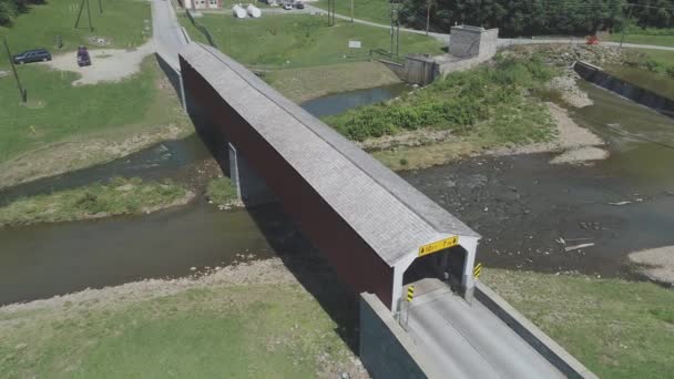 Légifelvétel Egy Fedett Híd Pennsylvania Vidéken Creek Egy Napsütéses Nyári — Stock videók