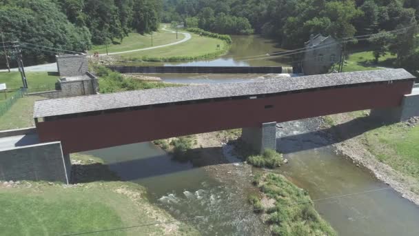 Veduta Aerea Ponte Coperto Pennsylvania Campagna Torrente Una Giornata Estiva — Video Stock