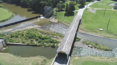 Güneşli Bir Yaz Günü Pennsylvania Kırsal ve Creek Kapalı Köprü Havadan Görünümü