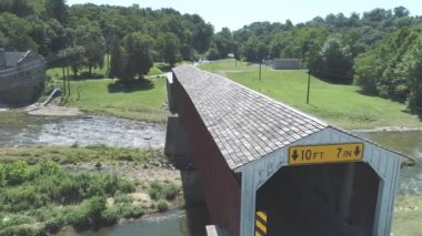 Güneşli Bir Yaz Günü Pennsylvania Kırsal ve Creek Kapalı Köprü Havadan Görünümü