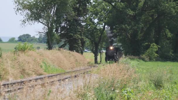 Ånglok Puffing Längs Amish Landsbygd — Stockvideo