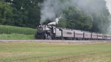 Lancaster, Pennsylvania, Temmuz 2019 - Güneşli Bir Yaz Günü Amish Kırsal Boyunca Siyah Duman Şişirme Buharlı Yolcu Treni