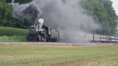 Lancaster, Pennsylvania, Temmuz 2019 - Güneşli Bir Yaz Günü Amish Kırsal Boyunca Siyah Duman Şişirme Buharlı Yolcu Treni