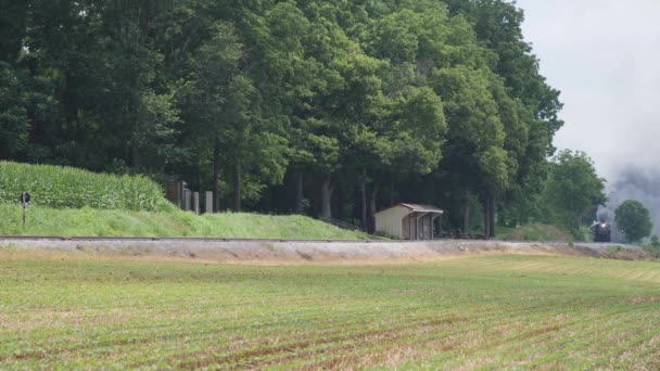 Treno Vapore Che Gonfia Lungo Campagna Amish — Video Stock