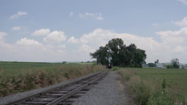 Stoomtrein Puffing Langs Het Amish Platteland — Stockvideo