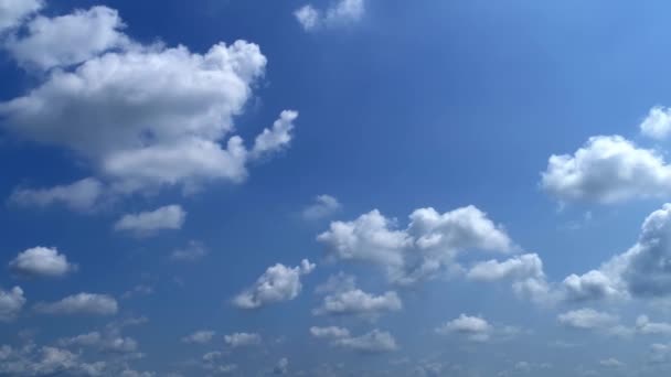 Nuvens Lentas Movimento Com Céu Azul Dia Ensolarado Verão Esquerda — Vídeo de Stock