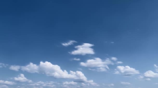 Güneşli Bir Yaz Gününde Bulutlarla Mavi Gökyüzünün Timelapse — Stok video