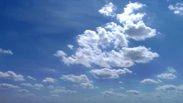 Nuvens Lentas Movimento Com Céu Azul Dia Ensolarado Verão Direita — Vídeo de Stock