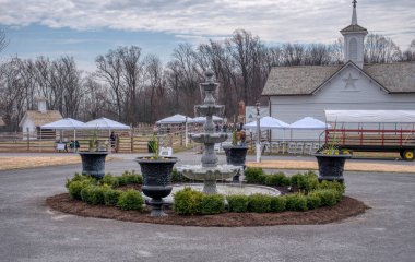 Su ve Çiçekli Bitkilerle Çevrili Su Çeşmesi