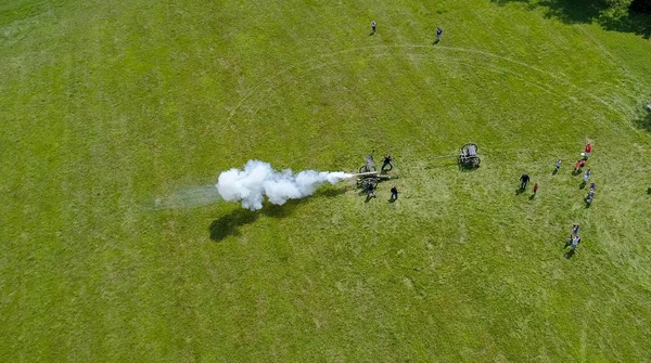 Veduta aerea di un cannone di rievocazione della guerra civile che spara in una giornata estiva soleggiata visto da un drone — Foto Stock