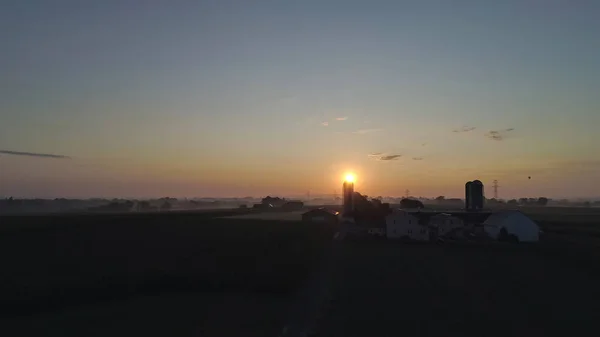 Berrak Bir Yaz Sabahı Blues ve Reds ile Bir Amish Farm Over Bir Sunrise Bir Havadan Görünümü — Stok fotoğraf