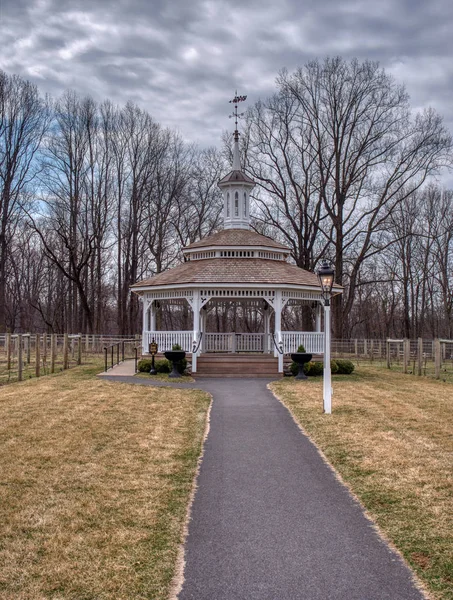 Gazebo de jardin au milieu d'un vignoble — Photo