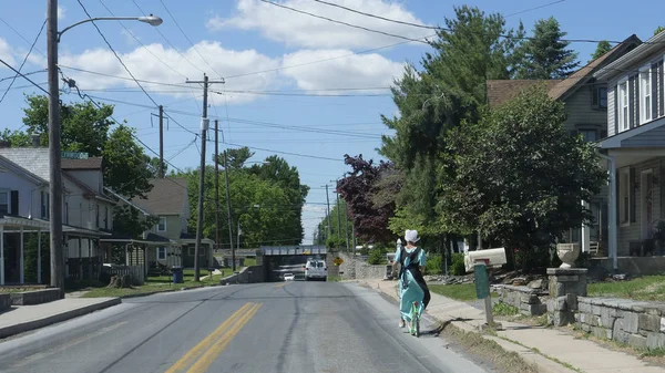 Bir Amish Kız Kamu Road üzerinde scooter sürme