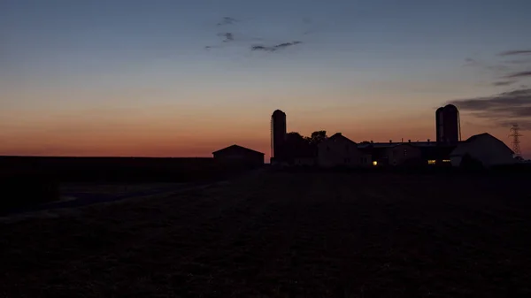 Wschód słońca nad Amish Farm z Blues i czerwone — Zdjęcie stockowe