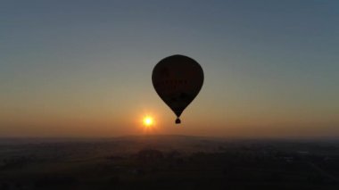 Bir Drone tarafından görüldü olarak Amish Farmlands üzerinde Bir Misty Morning Sıcak Hava Balonu Sunrise