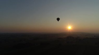 Bir Drone tarafından görüldü olarak Amish Farmlands üzerinde Bir Misty Morning Sıcak Hava Balonu Sunrise
