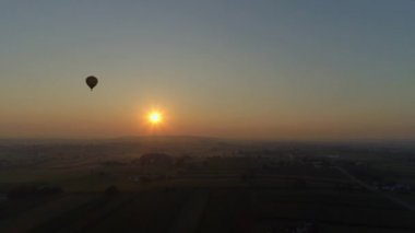 Bir Drone tarafından görüldü olarak Amish Farmlands üzerinde Bir Misty Morning Sıcak Hava Balonu Sunrise