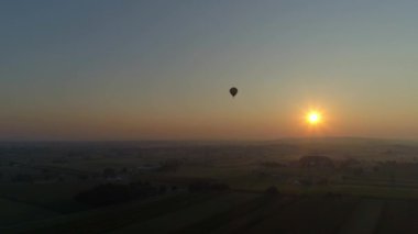 Bir Drone tarafından görüldü olarak Amish Farmlands üzerinde Bir Misty Morning Sıcak Hava Balonu Sunrise