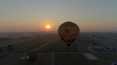 Bird in Hand, Pennsylvania, Temmuz 2019 - Bir Drone tarafından görülen olarak Amish Farmlands üzerinde bir Misty Morning Sıcak Hava Balon Sunrise